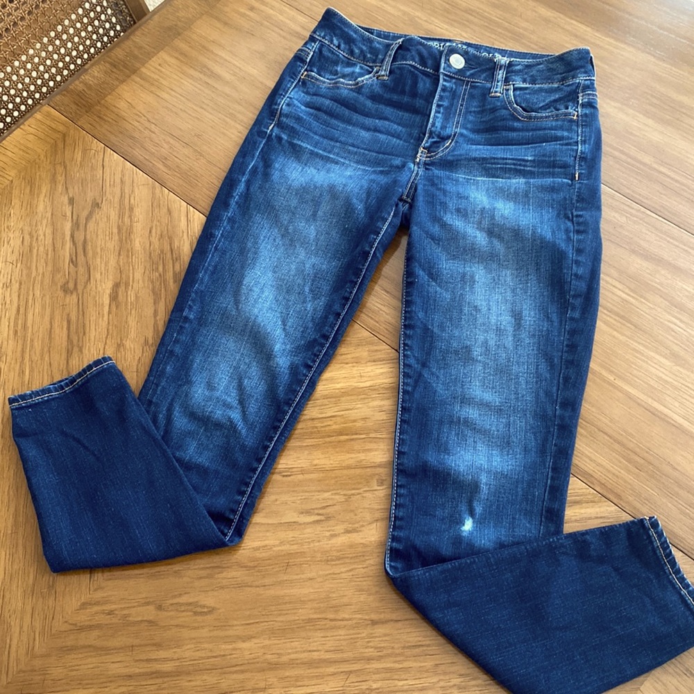 AMERICAN EAGLE HI RISE JEGGING WITH SUPER STRETCH.